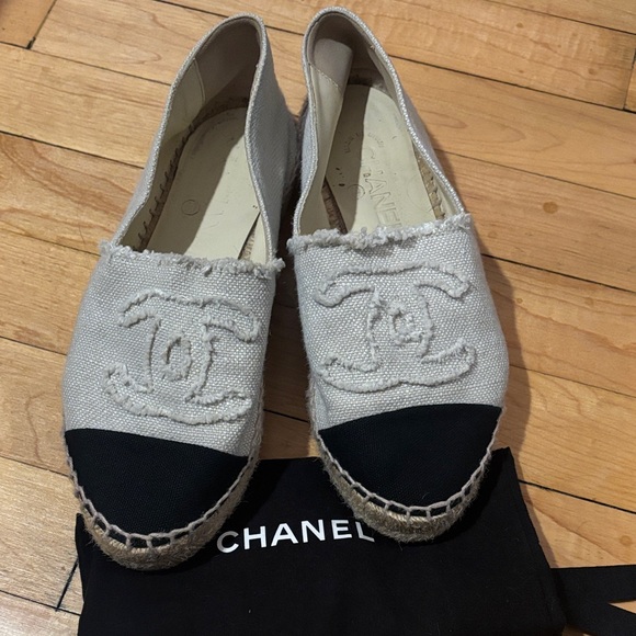 CHANEL Espadrilles in Black and Cream size 37 with dust bag